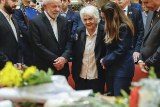 Milhares de uruguaios se despedem de Pepe Mujica em funeral