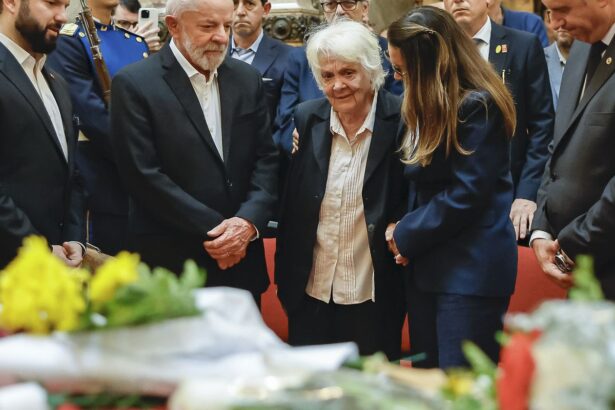 Milhares de uruguaios se despedem de Pepe Mujica em funeral