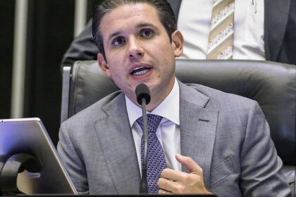 Motta diz que decisão sobre aumento do IOF sai ainda hoje