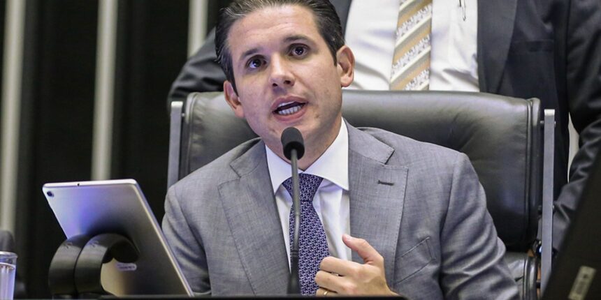 Motta diz que decisão sobre aumento do IOF sai ainda hoje