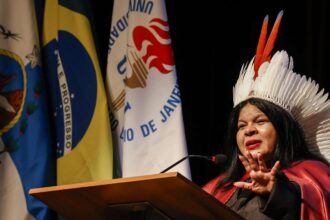 Sonia Guajajara é a primeira indígena doutora honoris causa da Uerj