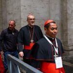Todos os cardeais que votam no conclave já estão em Roma, diz Vaticano