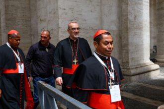 Todos os cardeais que votam no conclave já estão em Roma, diz Vaticano