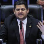 Alcolumbre lê requerimento que cria CPMI sobre fraudes no INSS