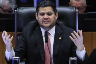 Alcolumbre lê requerimento que cria CPMI sobre fraudes no INSS