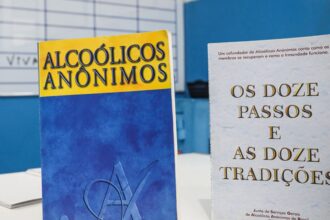 Aos 90 anos, Alcoólicos Anônimos tem maior participação feminina
