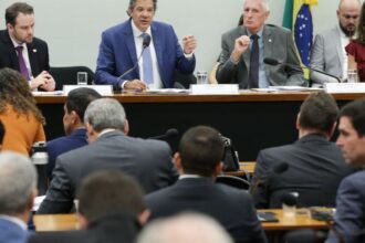 Audiência com Haddad é encerrada após tumulto entre deputados