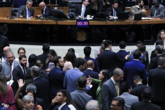 Câmara aprova urgência para suspender decreto do IOF