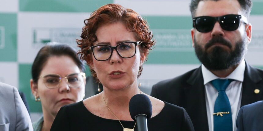 Câmara autoriza licença de 127 dias à deputada Carla Zambelli