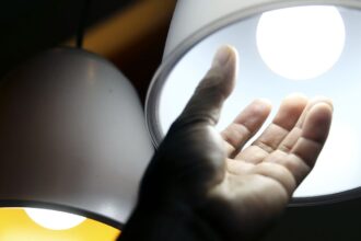 Contas de luz permanecem com bandeira tarifária vermelha em julho 