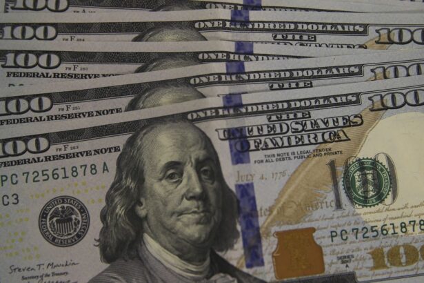 Dólar cai para R$ 5,48 na contramão do mercado externo