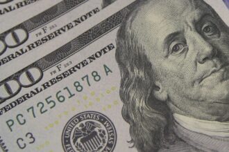 Dólar cai para R$ 5,56 à espera de pacote fiscal