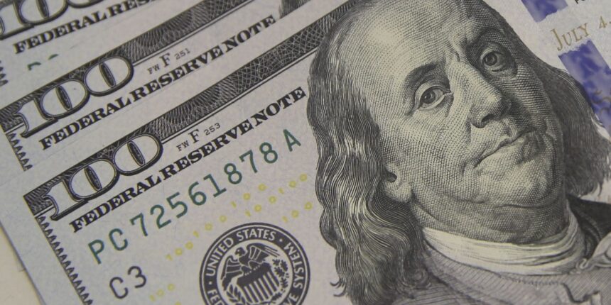 Dólar cai para R$ 5,56 à espera de pacote fiscal