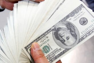 Dólar cai para R$ 5,57 e fecha no menor valor em 8 meses