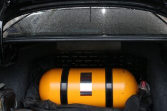 Explosão em posto de gasolina mata um homem e fere outro no Rio