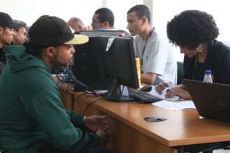 Lula sanciona lei que estrutura carreira e reajusta salários