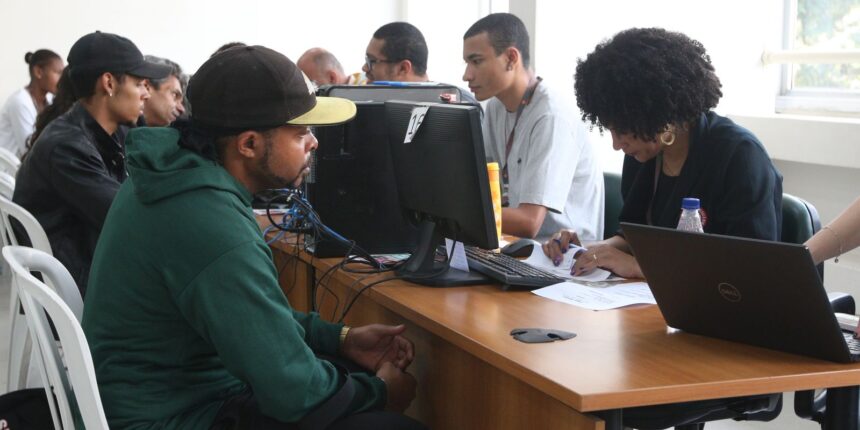 Lula sanciona lei que estrutura carreira e reajusta salários