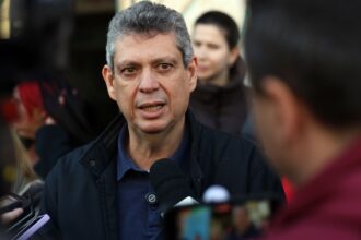 Macêdo diz que derrubada de decreto do IOF foi derrota do país