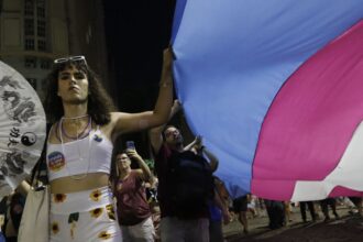 População trans se opõe à nova idade mínima para terapia hormonal