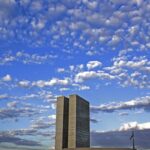 Projeto pode permitir que parlamentar acumule aposentadoria e salário