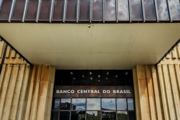 Relatório do BC prevê alta de 2,1% do PIB e queda da inflação em 2025