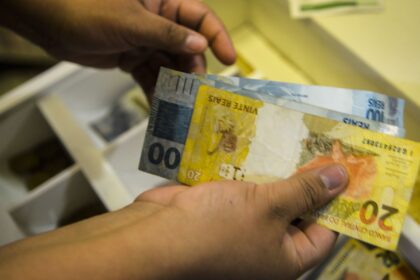 Rendimento médio dos brasileiros chega a R$ 3.270