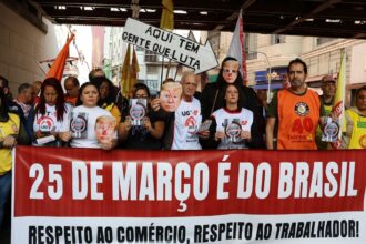 Ato de trabalhadores na 25 de Março repudia interferência de Trump