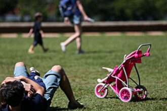 Aumento da licença-paternidade será tema no Congresso após recesso
