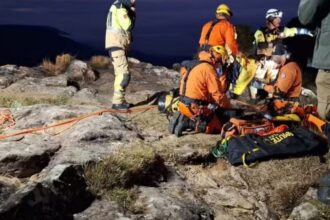 Bombeiros preparam resgate de criança que caiu em cânion no RS