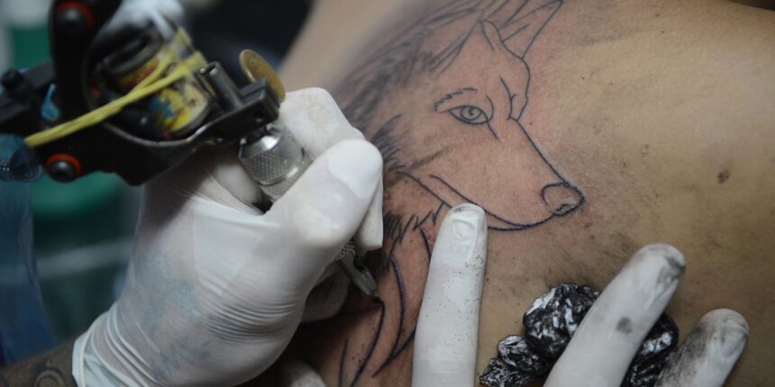 CFM proíbe anestesia para a realização de tatuagens