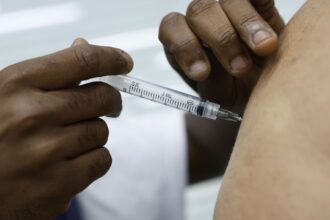 Casos de síndrome respiratória aguda grave caem no país, diz Fiocruz