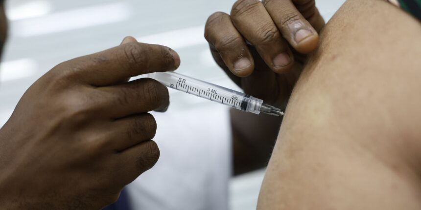 Casos de síndrome respiratória aguda grave caem no país, diz Fiocruz