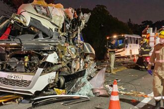 Colisão envolvendo ônibus de universitários deixa cinco mortos em GO