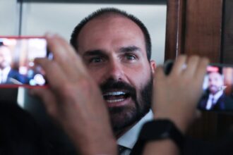 Eduardo Bolsonaro diz que não vai renunciar ao mandato de deputado