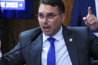 Em dia de operação contra Jair Bolsonaro, Flávio desembarca na Europa