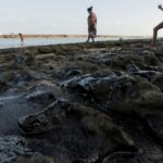 Estrangeiros atrasam investigação sobre óleo no litoral do Nordeste