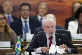 FMI e Banco Mundial financiam países ricos, critica Lula no Brics