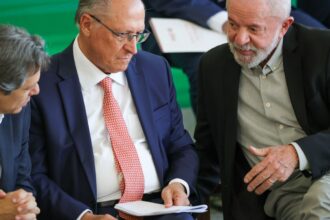 Governo vai trabalhar para reverter taxação dos EUA, diz Alckmin