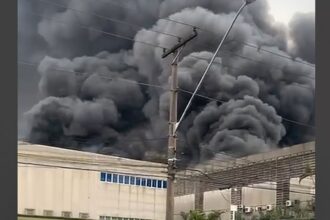 Incêndio atinge galpões comerciais em Barueri, na Grande São Paulo