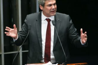 Líder do PT na Câmara diz que tarifas de Trump são ataque à democracia
