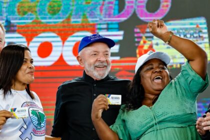 Lula anuncia R$ 3,7 bi para atingidos por lama da barragem em Mariana