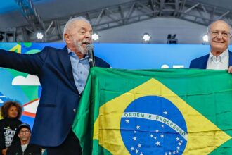 Lula chama Trump "para conversar" e reafirma que Brasil tenta negociar