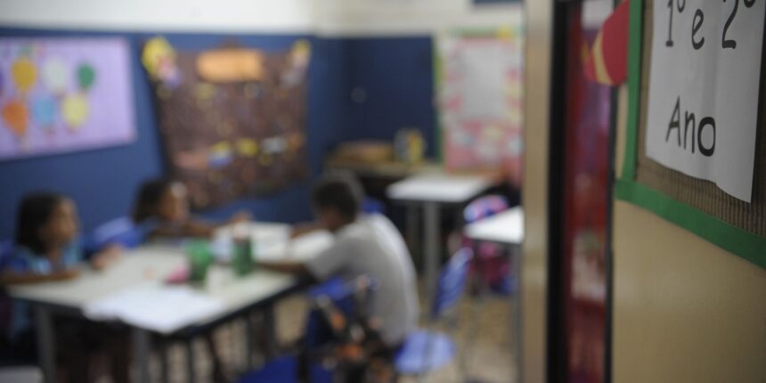 Mais de 300 mil crianças voltaram para a escola em 8 anos, diz Unicef
