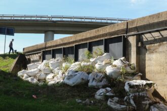 Nível do Guaíba recua, e prefeitura de Porto Alegre reabre comportas