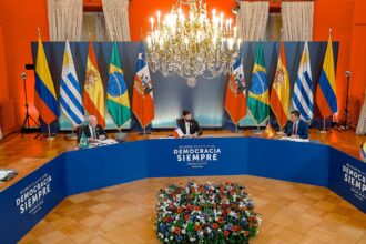 Número de autocracias supera o de democracias no mundo, diz estudo