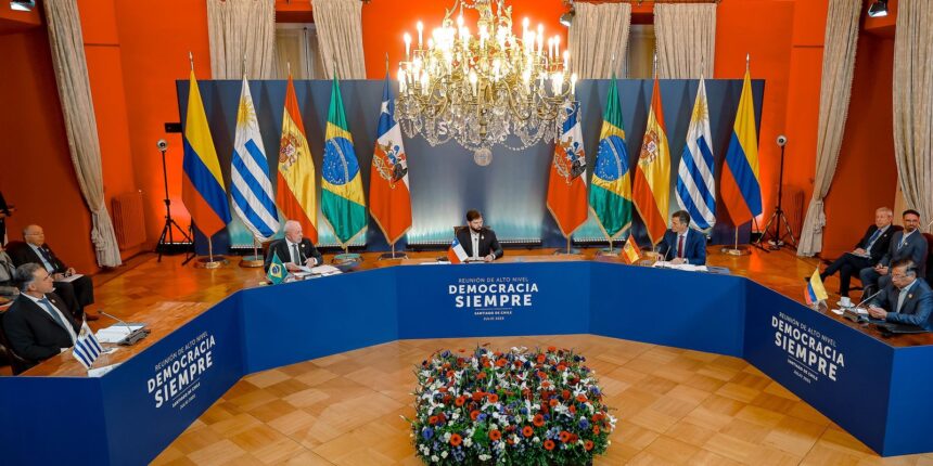 Número de autocracias supera o de democracias no mundo, diz estudo