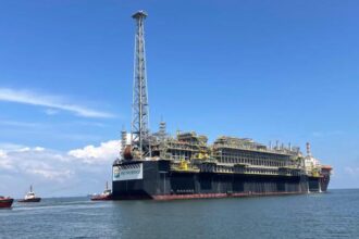 Plataforma da Petrobras que reforçará o pré-sal deixa Singapura