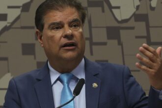 Senadores brasileiros buscam diálogo sobre tarifas impostas por Trump
