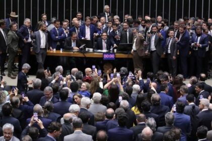 Após obstrução de Plenário, Hugo Motta abre sessão e pede respeito