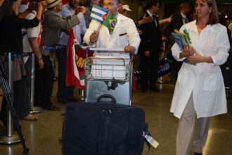 Associação de médicos cubanos repudia ação dos EUA contra Mais Médicos